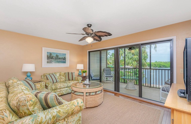 First-floor, snowbird-friendly townhouse w/shared pool, WiFi, central AC, & W/D