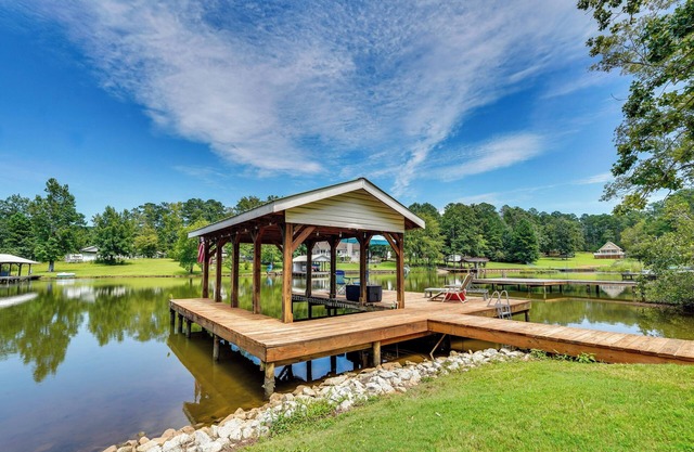 Fish, Swim & More: Quiet Retreat on Lake Sinclair!