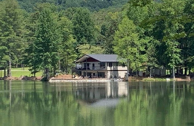 Fisherman paradise on private lake 5 minutes from Helen