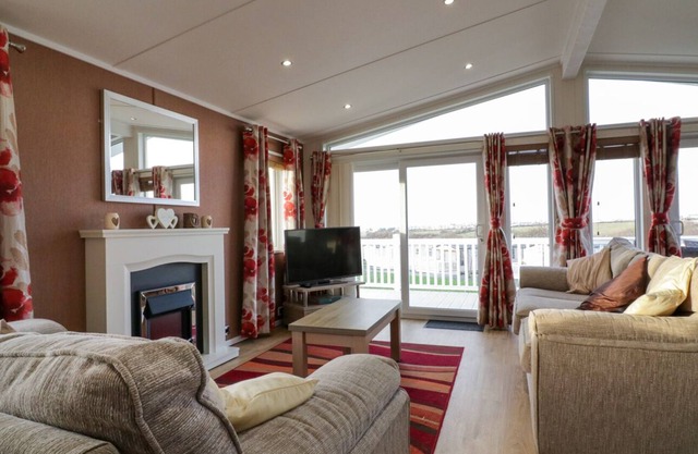 FISTRAL 13, pet friendly, country holiday cottage in Crantock