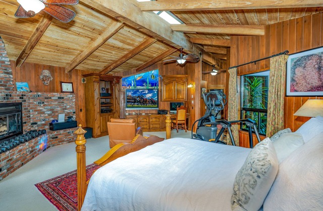 Five Bedroom, Ultra Luxury Home, 4 Blocks to Beach, Two Large Master Suites