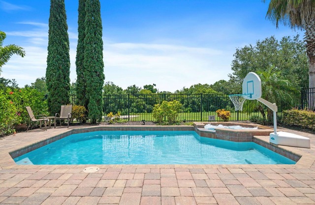 Five Bedroom Villa/Sleeps 10/Private Pool/Spa/Games Room/On-Site Dining/
