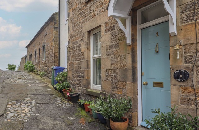 FIVE BELLS COTTAGE, romantic, country holiday cottage in Alnmouth