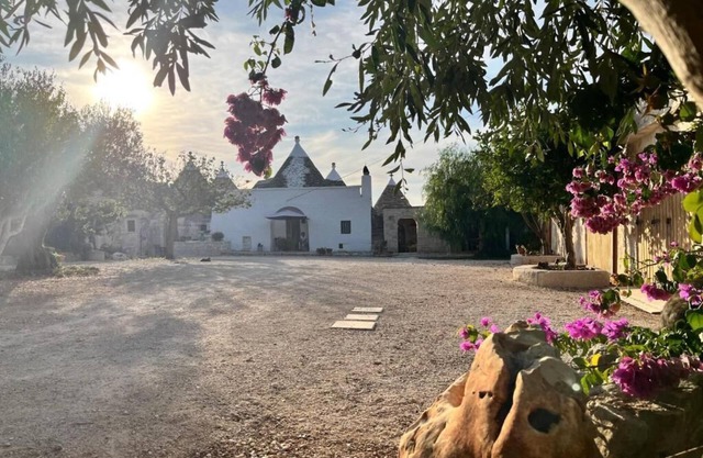 Five minutes from Locorotondo and Alberobello, cozy village of trulli and cummer