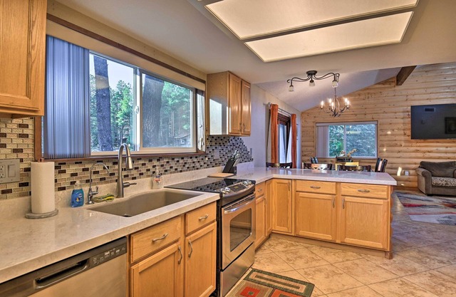 Flagstaff Retreat w/Large Yard, Balcony & Views!