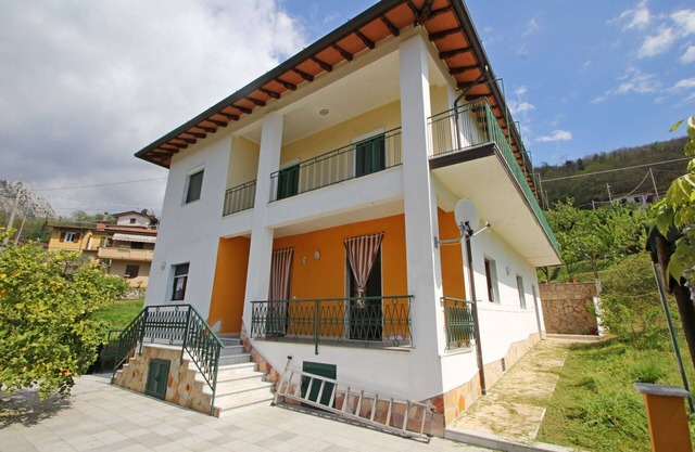 Flat for 5 People with Garden above Massa