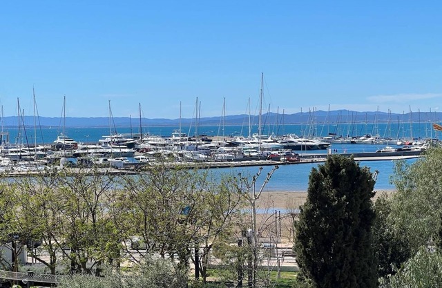 Flat in front of the sea in the centre of Roses AV-59