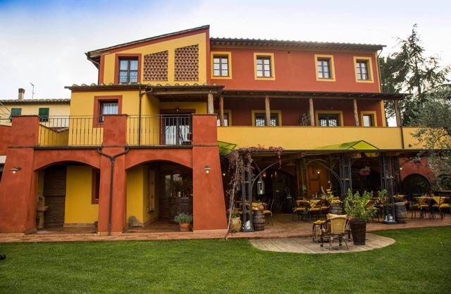 Flat in Lari, A/C, terrace, pool, restaurant, Wi-Fi, close to the village, Li