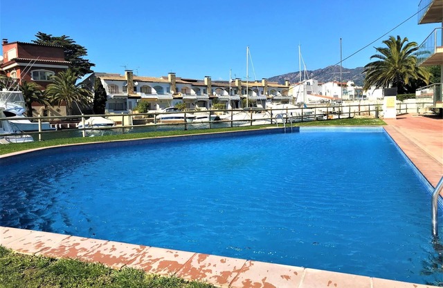 Flat in Roses with canal views and swimming pool AV-52