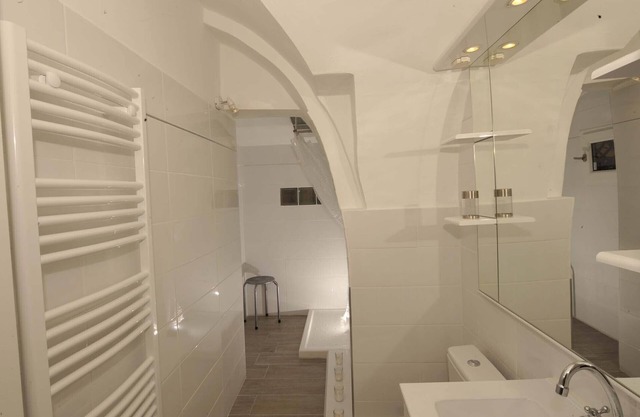 Flat renovated, center, near flowermarket, calme, 60m beach, next to the Opera