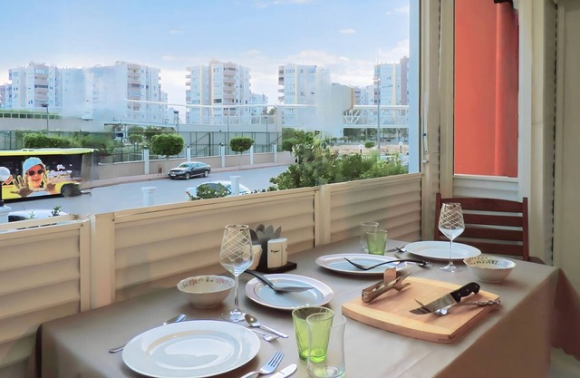 Flat w Pool, Balcony 10 min to Beach in Antalya