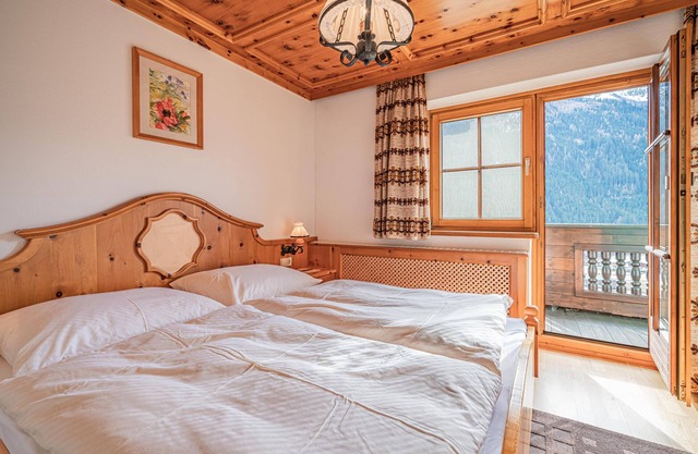 Flat with terrace near the swimming pool