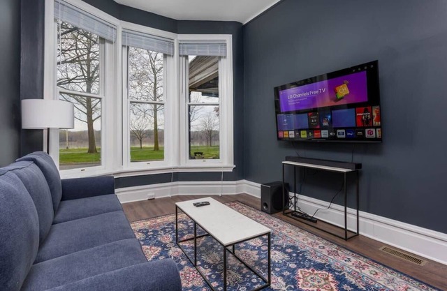 Flats on Front - Riverfront Gem, Fast Wi-Fi, 1F