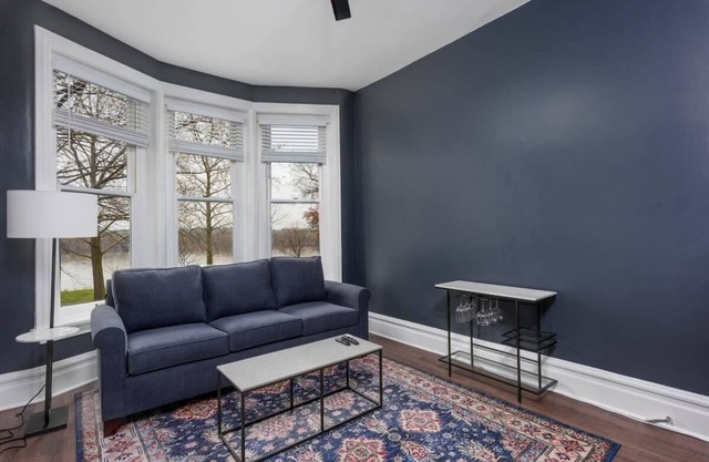 Flats on Front - Riverfront Gem, Fast Wi-Fi, 2F