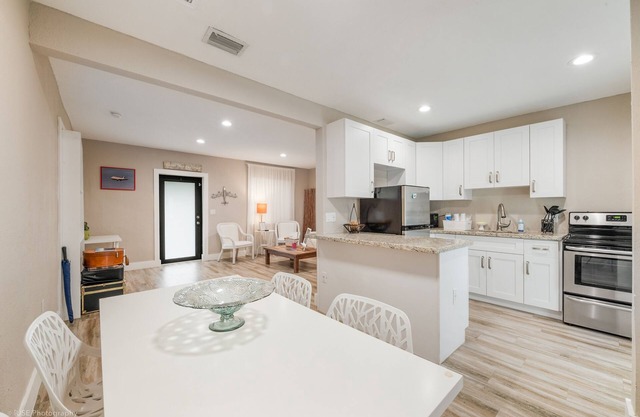 Flight Deck. Pet friendly. Southwest area.