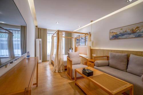 Floral Hotel Guilin Daifeng Lake House