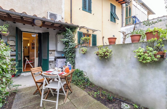 Florence Center Apt Private Garden, Firenze, Italy