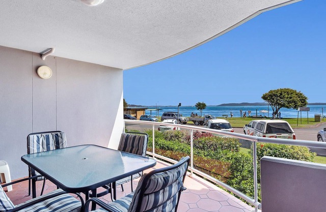 Florentine, 2/11 Columbia Cl - sensational waterviews & pool in complex
