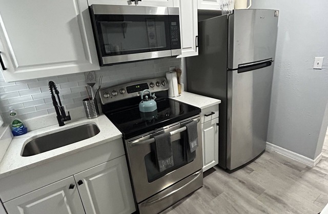 Florida Beachy Palms 2/1 Home. No Cleaning Fee!