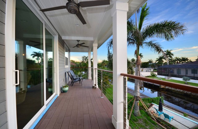 Florida Canal Balcony view- Quiet Neighborhood and 10 minutes to the Beach!