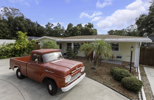 Florida Retro Home minutes from the famous Clearwater Beach and Honeymoon Island