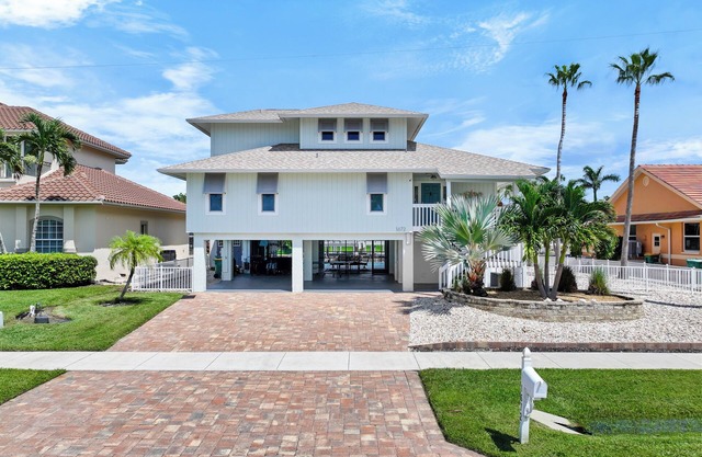 Florida-style home w/pool, kayak, bikes, & ping pong
