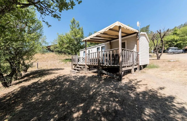 Flower Camping Le Clot du Jay * - Mobile home Comfort 26m2 2 bedrooms + semi-covered terrace 4 people