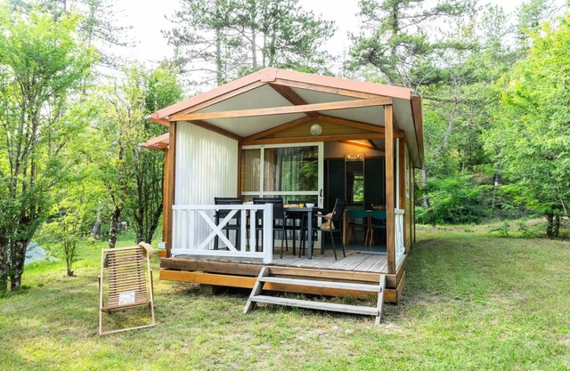 Flower Camping Le Clot du Jay * - Standard chalet 25m2 2 bedrooms + Terrace 5 persons