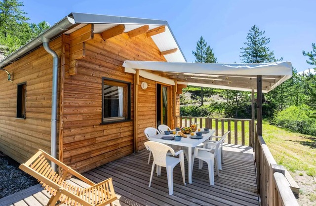 Flower Camping Le Clot du Jay * - Wooden chalet Comfort 35m2 3 bedrooms + TV + Terrace 8 persons