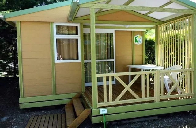 Flower Camping Le Plan d'Eau - Ardèche * - Chalet STANDARD TRIANON 20m2 2 bedrooms - covered terrace + air conditioning 4 people