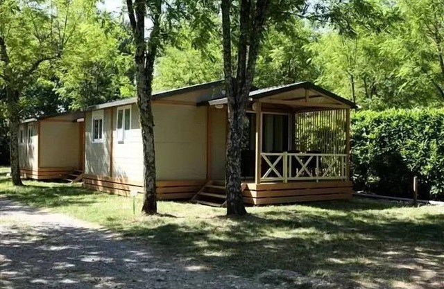 Flower Camping Le Plan d'Eau - Ardèche * - Chalet CONFORT MOREA 25m2 2 bedrooms - Covered terrace + air conditioning 5 persons