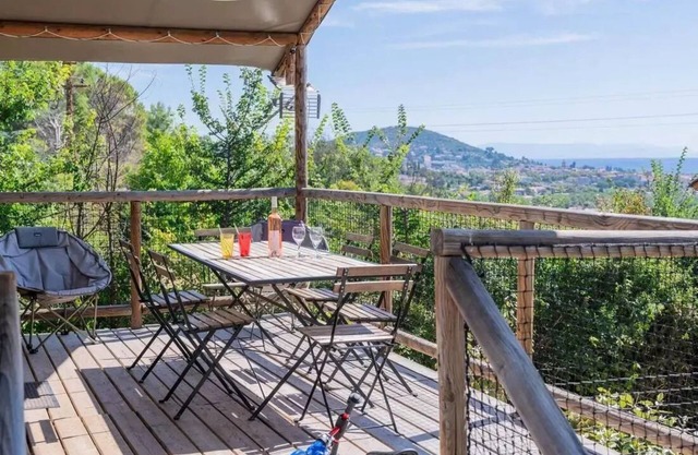 Flower Camping Provence Vallée * - Flower Lodge on stilts Comfort 34m2 2 bedrooms + covered terrace 10m2 + TV 4 to 5 people - 4 pers. included in the tariff