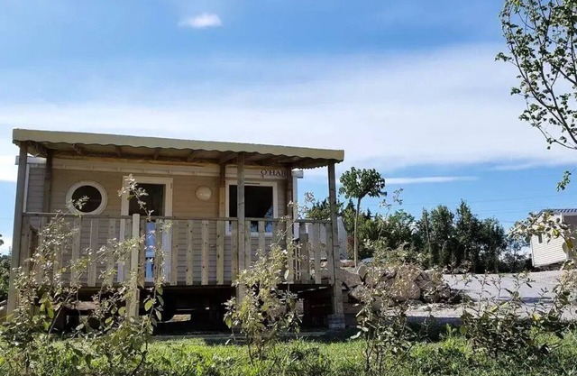 Flower Camping Provence Vallée * - Mobile home Comfort 18m2 1 bedroom + covered terrace + air conditioning + TV 2 persons