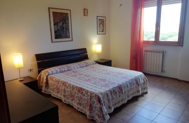 Follonica, comfortable and airy, 2 large rooms, private parking