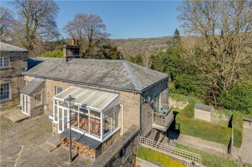 Folly View - Private, peaceful apartment with stunning views.