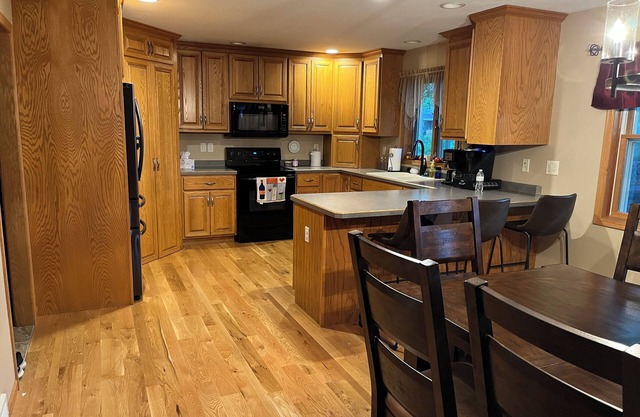 For EAA 2025 - 4 bdrm, 3.5 bath house 2.5 miles from EAA grounds with AC/Wifi