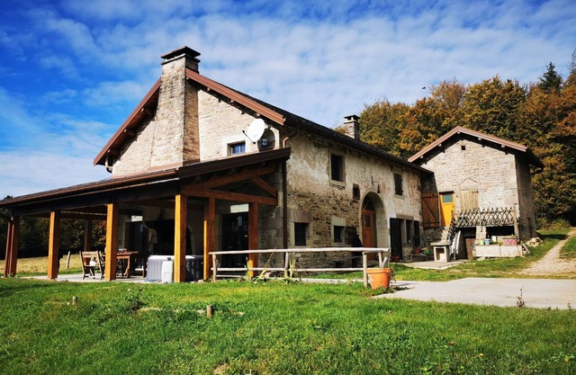 For nature lovers, a jewel case with no neighbors or neighbours next door. Farm built in 1700.