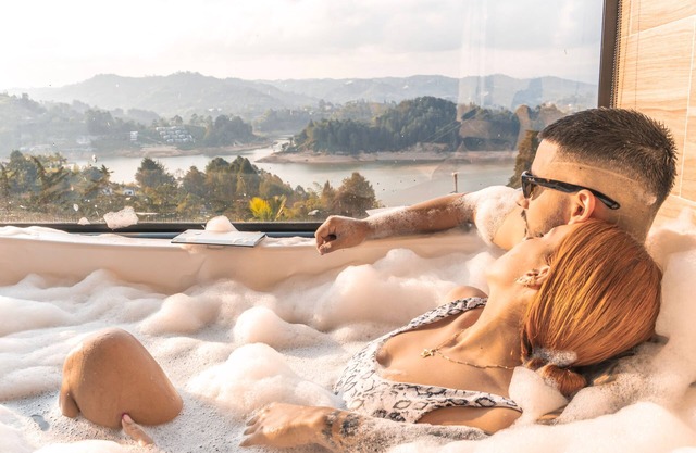 FOR TWO PEOPLE LAKE VIEW JACUZZI INSIDE AND OUTSIDE