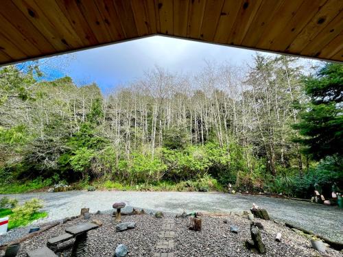 Forest cottage - secluded, hot tub, walk to beach