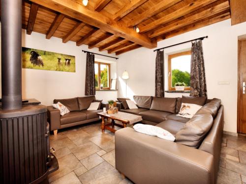 Forest-Edge Stay, Burtonville