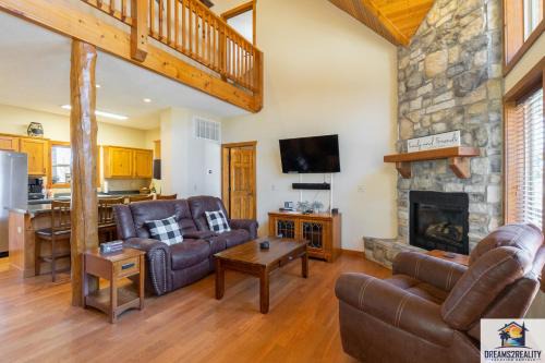Forest Heights Lodge - 6BR - Pool Table - Near Silver Dollar City - FREE TICKETS INCLUDED -