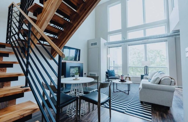 Forest Park Penthouse | 2 BR Loft Pool Balcony Free Parking