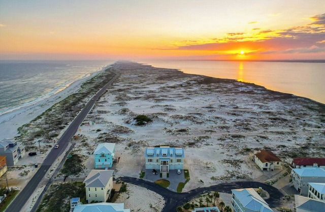 Forever Sunsets w/Private Temp Controlled Pool, Elevator & Sleeps 30 in beds