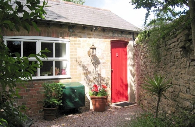 FOUNTAIN COTTAGE, with open fire in Weymouth