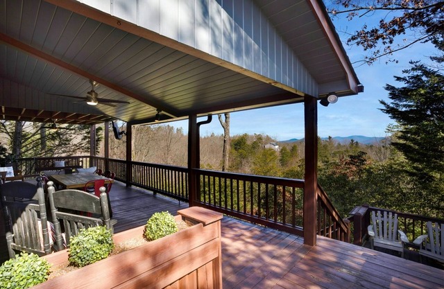 Four Bears Ridge - Family Retreat with Mountain Views, Hot Tub, Fire Pit, Games