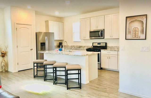 Four Bedroom Desert Retreat - perfect for long stays!