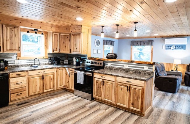 Four Season Getaway on Upper Cold Stream Pond (Big Narrows)