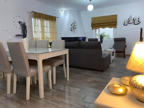 FOUR SEASOΝ Konstantinas