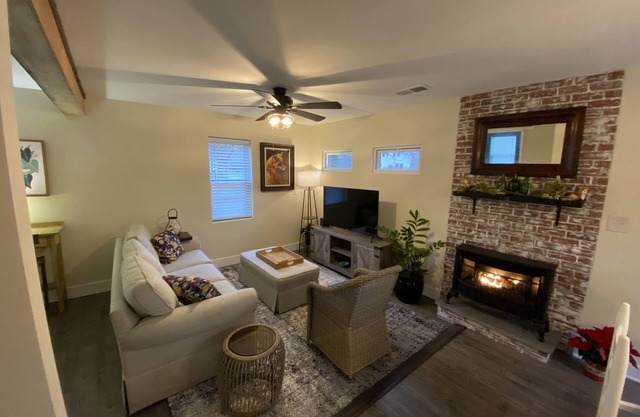 Fox Ridge Cottage! Pets welcome!