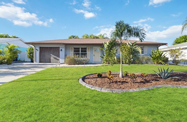 FOX's Hidden Oasis 2 BR Pool Home 3 miles to AMI beaches